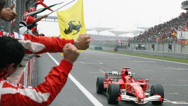 Michael Schumacher taglia il traguardo del GP Cina 2006. Ap