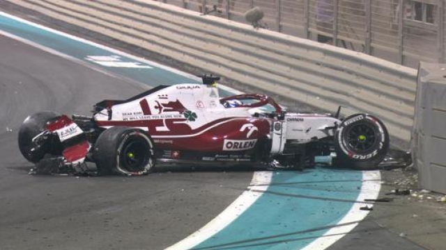 L’Alfa Romeo di Kimi Raikkonen contro le barriere