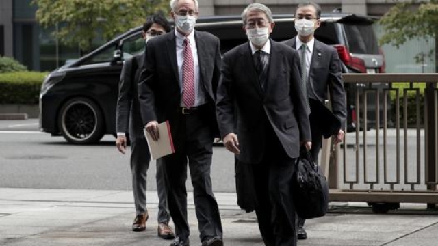 L’ex manager Nissan Greg Kelly (a sinistra) arriva in tribunale a Tokyo il 15 settembre. Ap
