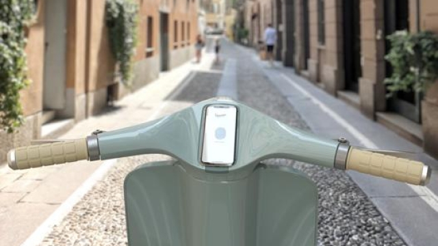 Fissato in mezzo alla plancia, lo smartphone è il centro di controllo dello scooter