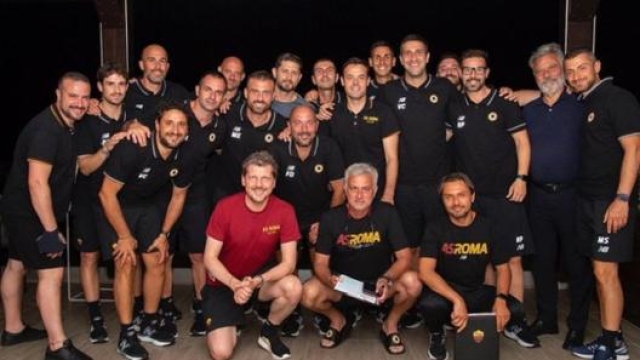 José Mourinho con tutto il suo staff romanista