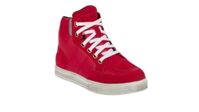 Le sneakers Laxey nella versione Lady, in colore rosso
