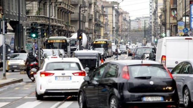 Auto in città a Milano. LaPresse