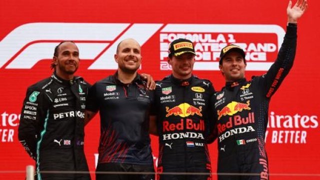 Da sinistra Hamilton, Lambiase, Verstappen e Perez sul podio del GP Francia 2021. Getty