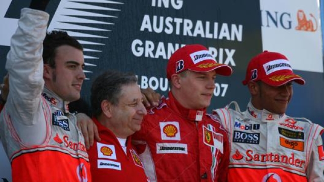 Lewis Hamilton sul podio con Alonso, Todt e Räikkönen nel suo GP d’esordio in F.1 a Melbourne (LaPresse)
