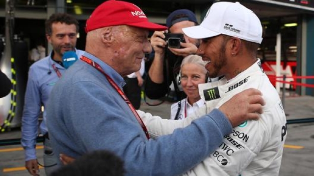 Niki Lauda e Lewis Hamilton: nove titoli vinti in F.1 in una foto (LaPresse)
