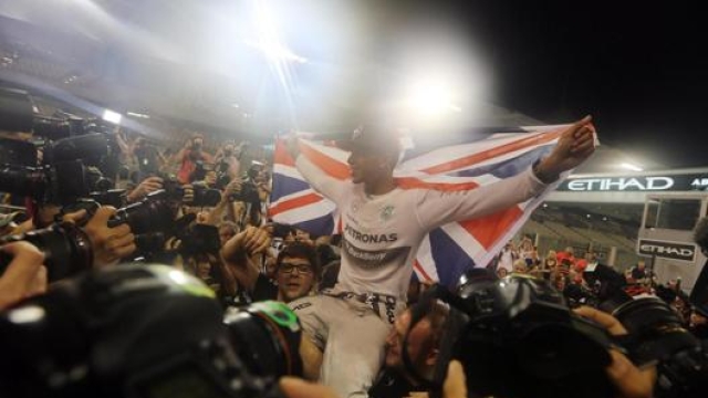 Hamilton festeggia il secondo titolo mondiale in carriera ad Abu Dhabi nel 2014, il primo con la Mercedes (LaPresse)