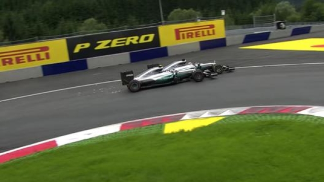 Il contatto tra Lewis e Rosberg all’ultimo giro del GP d’Austria nel 2016 (F1.com)