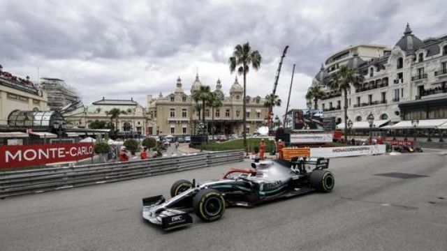 Hamilton nel GP di Monaco dello scorso anno: una vittoria per ricordare Niki Lauda (LaPresse)