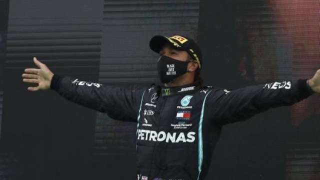 Lewis raggiante sul podio del GP di Portimão: ora è nella storia! (LaPresse)