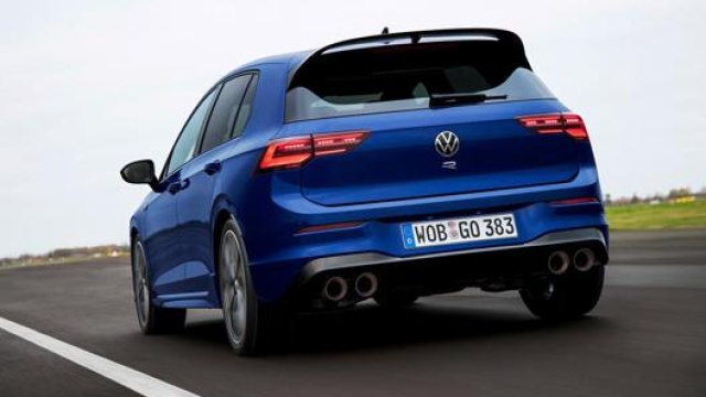 Con i 320 Cv per 420 Nm, la nuova Golf R verrà proposta al prezzo di listino di 52.900 euro
