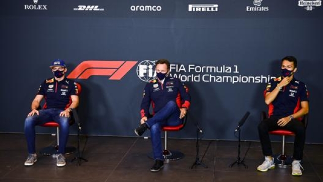 I piloti Red Bull con il team principal Chris Horner in conferenza stampa. AP