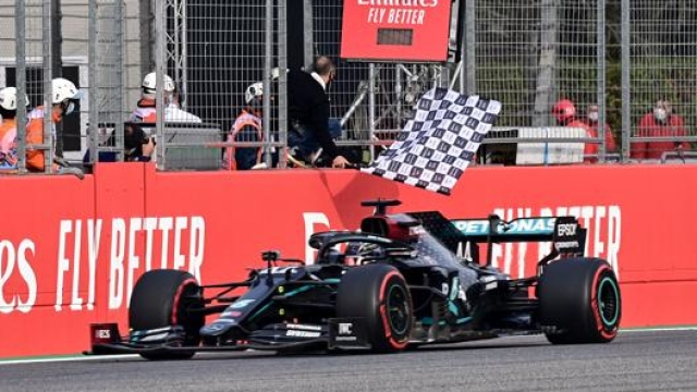 Lewis Hamilton, 35 anni, taglia vittorioso il traguardo di Imola AFP