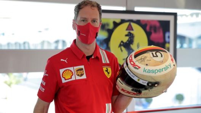Vettel e la sua firma sul casco utilizzato nel Mondiale 2020. Ferrari