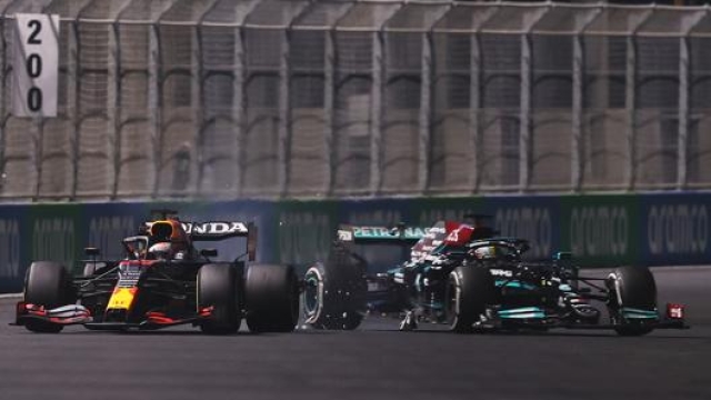La controversa manovra del GP di Arabia fra Max e Lewis. Getty