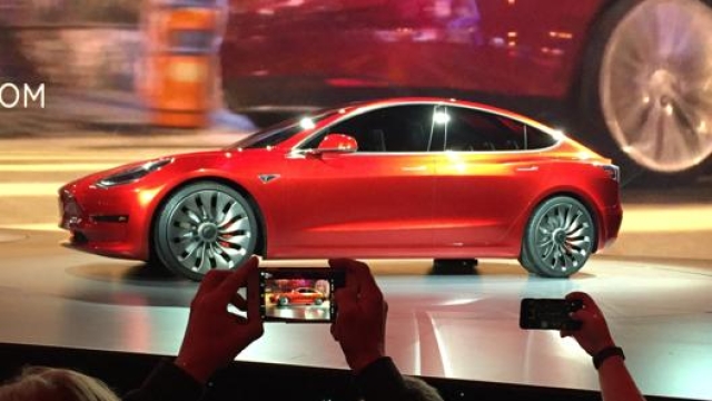 La Tesla Model 3, il modello che ha permesso di aumentare i volumi di vendita della casa statunitense. AP