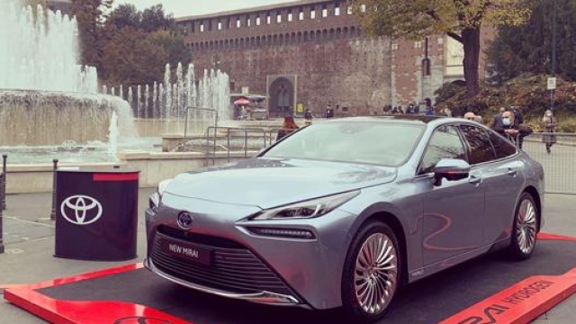 La nuova Toyota Mirai 2021 a idrogeno esposta a Milano durante l’arrivo del Giro d’Italia organizzato da Rcs Sport