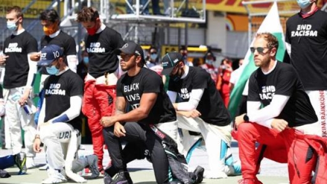 Il sostegno di Hamilton (al centro) e degli altri piloti di F1 a Black Lives Matter nel GP inaugurale del Mondiale 2020 in Austria