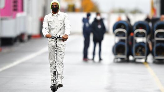 Lewis Hamilton sul suo monopattino al paddock del Nurburgring. Getty