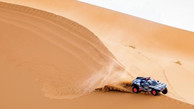Il prototipo Audi RS Q e-tron sulle dune d’Arabia