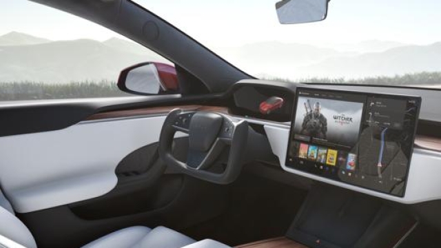 Il cruscotto della Model S 2022 con una ampia scelta di intrattenimento e giochi