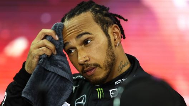 Lewis Hamilton è stato beffato all'ultimo giro dopo che la Safety Car aveva appianato le distanze con Verstappen