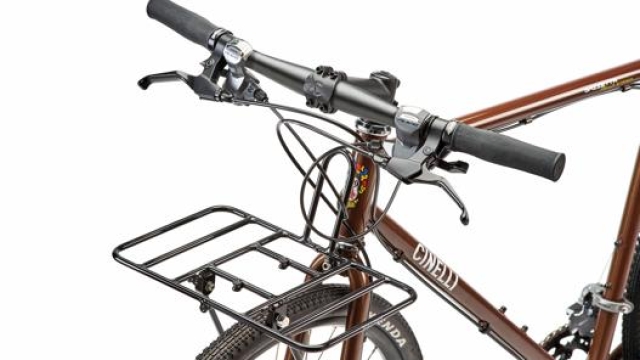 Manubrio piatto e portapacchi sono punti-fermi della bici Gazzetta della Strada