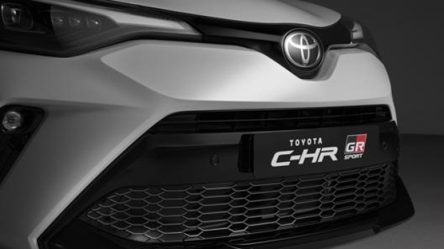 Il frontale aggressivo della Toyota C-HR GR Sport
