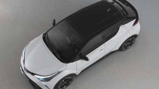 La versione bicolore Dynamic Grey della Toyota C-HR GR Sport con il tetto nero
