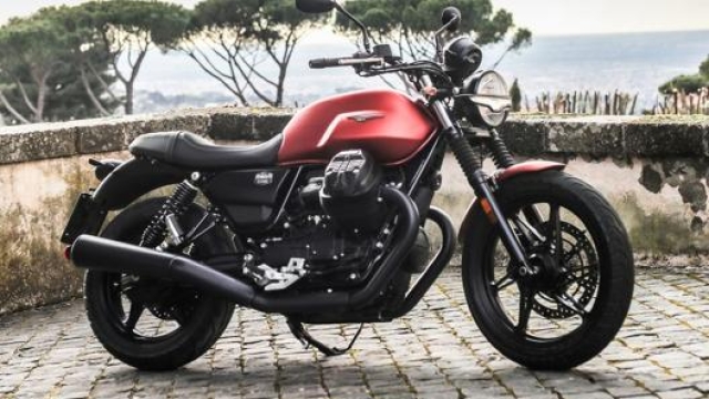 La Moto Guzzi V7 rimane fedele al look del passato, ma ci sono nuovi dettagli per renderla più snella e curata. In foto la Stone