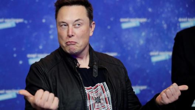 Elon Musk, amministratore delegato di Tesla, è l’uomo più ricco della terra