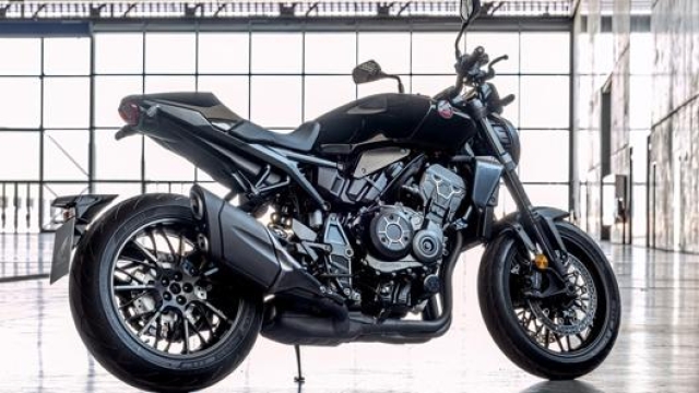 La Honda CB1000R 2021 Black Edition è impreziosita da una tinta completamente nera e accessori di serie