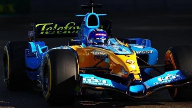 Ad Abu Dhabi Alonso ha anche utilizzato la Renault con cui ha conquistato il primo titolo nel 2005 (foto @fernandoalo_oficial)