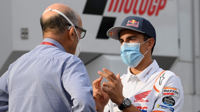 Marc Marquez, 27 anni, con Carmelo Ezpeleta capo della Dorna in occasione del GP di Catalogna il 24 settembre  AFP