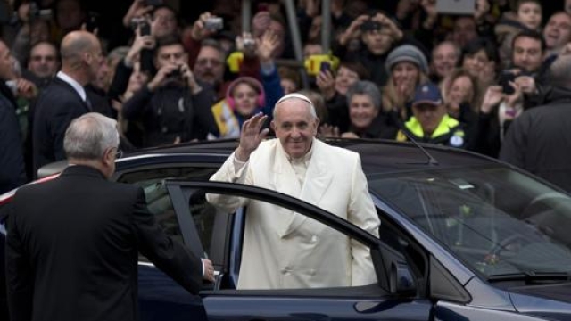 Papa Francesco a piazza di Spagna l’8 dicembre 2013. LaPresse