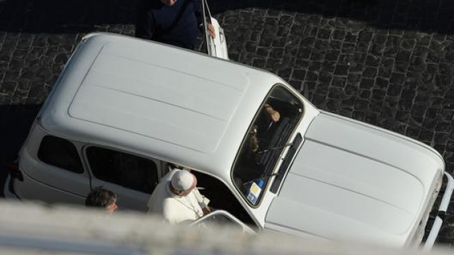 Papa Francsco su una Renault 4 bianca. Afp