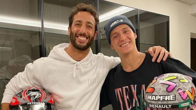 Scambio di caschi tra Daniel Ricciardo (a sin.) e Fabio Quartararo (foto @fabioquartararo20)