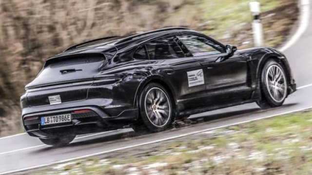La Porsche Taycan Cross Turismo ha 998.361 chilometri  di test all’attivo