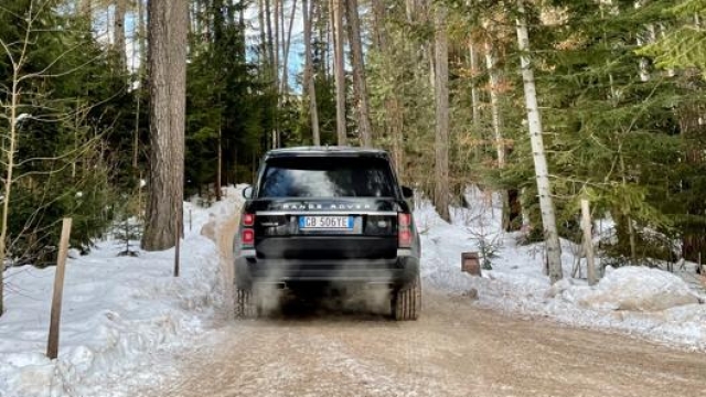 La Range Rover in azione nei boschi sopra Bolzano