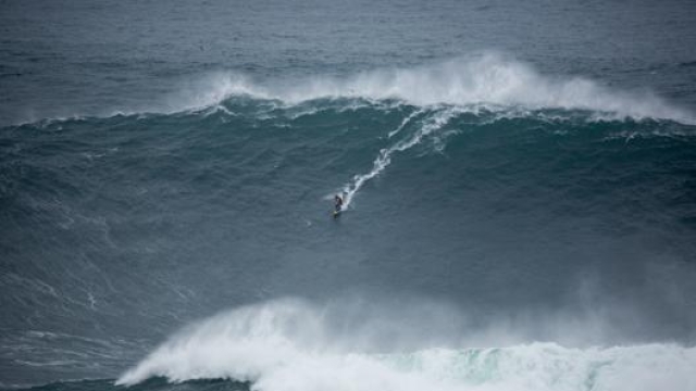 Alessandro Marcianò, rocordman italiano: a Nazaré, nel gennaio 2016, ha surfato un'onda di 18 metri. Eccolo in azione. (Foto di Jorge Leal)