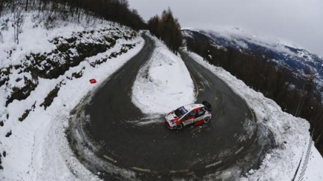 La Toyota Yaris di Sebastien Ogier in una prova speciale in montagna dell’Aci Rally Monza 2020