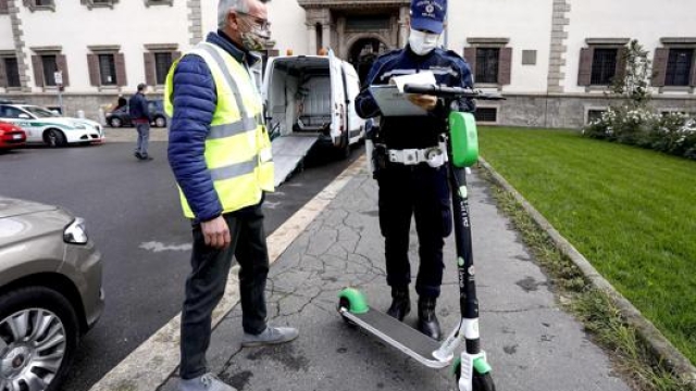 Agenti della Polizia Locale  multano un monopattino in Piazza Beccaria a Milano. Ansa