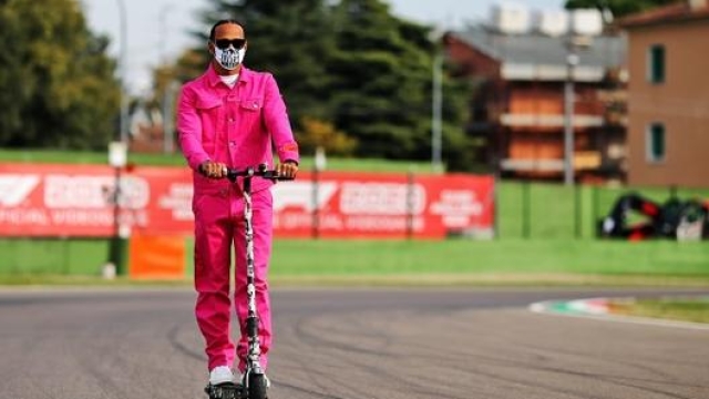 Lewis Hamilton prima dello scorso GP di Imola alla guida di un monopattino elettrico