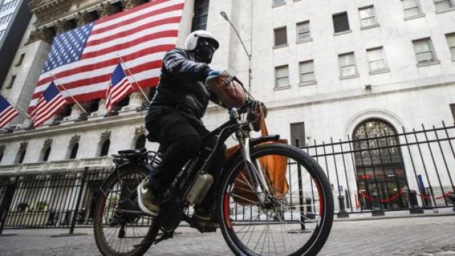 Un uomo in bicicletta a Wall Street. LaPresse