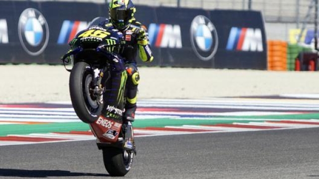 Un’impennata di Valentino Rossi nelle prove libere dello scorso GP di Misano. LaPresse