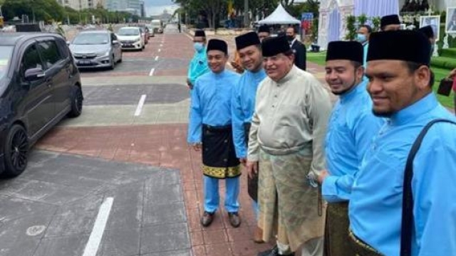 Al centro il padre dello sposo ed ex ministro Tengku Adnan