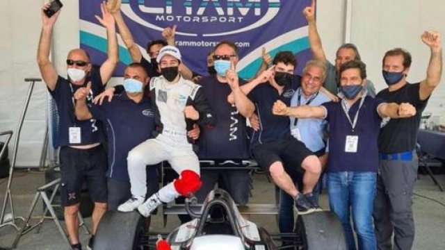 La gioia di Enzo Trulli e del Team Cram dopo la vittoria del campionato