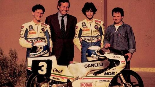 Gresini (primo da sinistra) sulla Garelli del team Lazzarini con Ezio Gianola come compagno di squadra