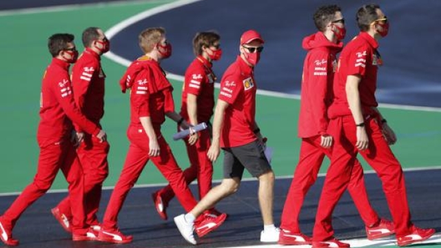 Vettel durante la ricognizione in pista del giovedì mattina. Ap