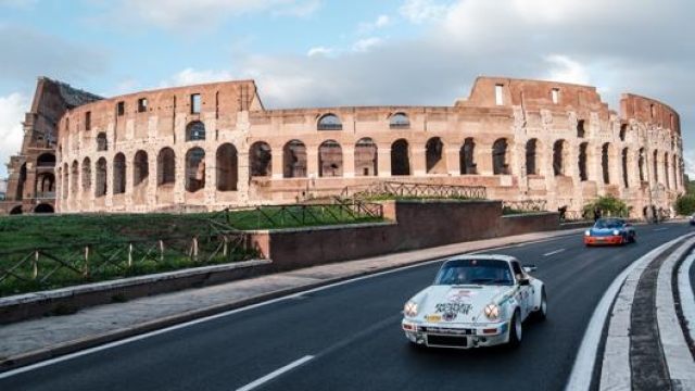 Le Porsche 911 sfilano per le strade di Roma